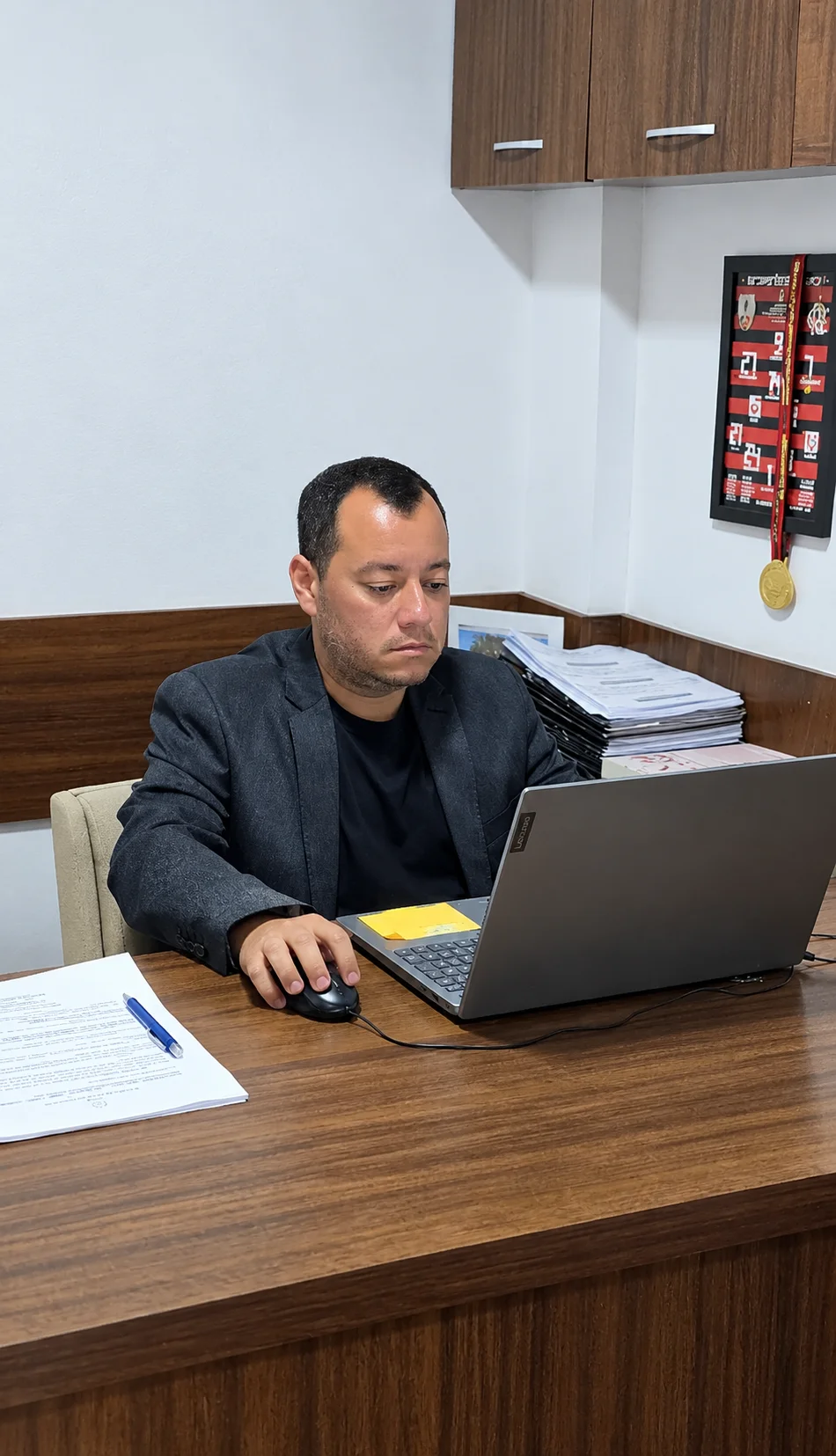 Sócio do escritório trabalhando ao notebook